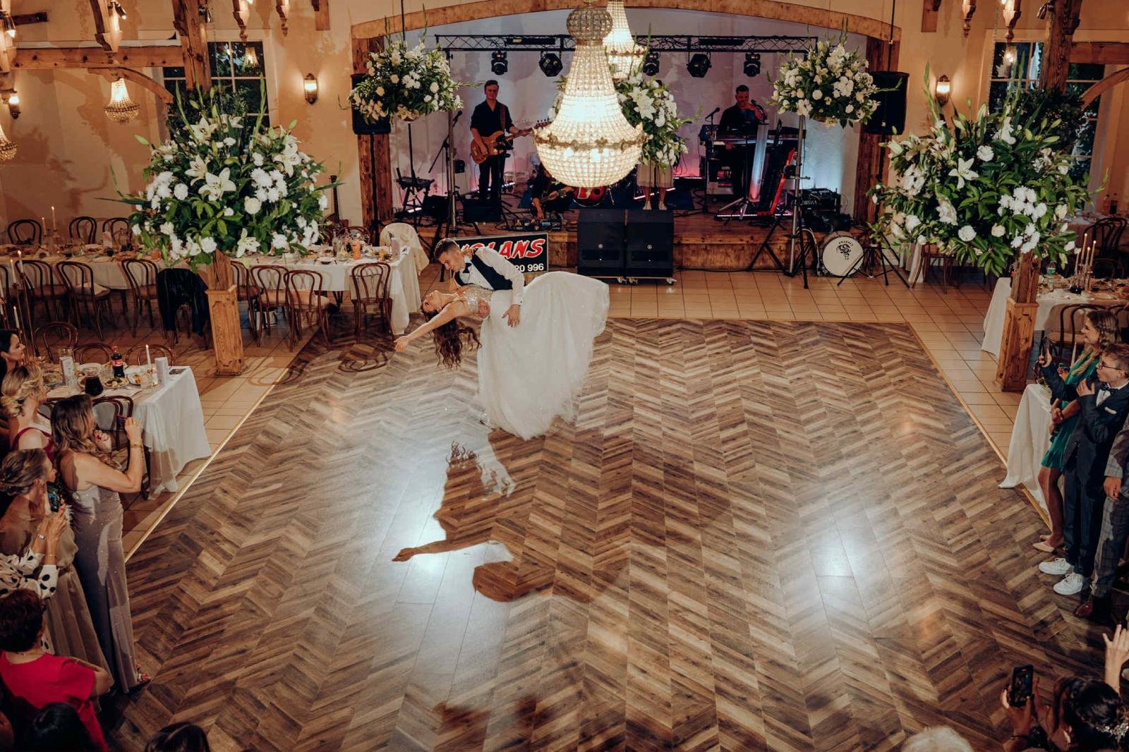 Pierwszy taniec pary młodej na weselu